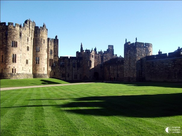 Хогвартс, поле для полетов (Hogwarts School - Broomstick Flying And Quidditch Scenes) Место съемок: Alnwick Castle