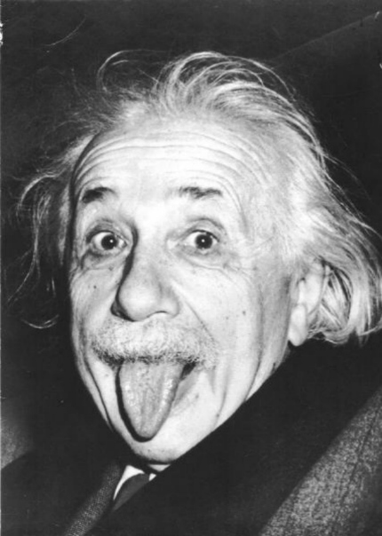 6. «Эйнштейн, показывающий язык». Это фото уж точно видели все. Оно поменяло отношение к Альберту Энштейну и всем гениям вообще. Все дело в том, что 72- летний ученый устал от постоянного преследования прессой, достававшей его в университетском городке Принстоне. Когда его в стотысячный раз попросили улыбнуться в камеру, вместо улыбки он показал язык. Фото сделал Артур Сэйсс. Фотография моментально стала классической.